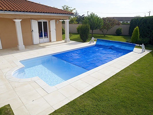 Bâche à bulles sur une piscine