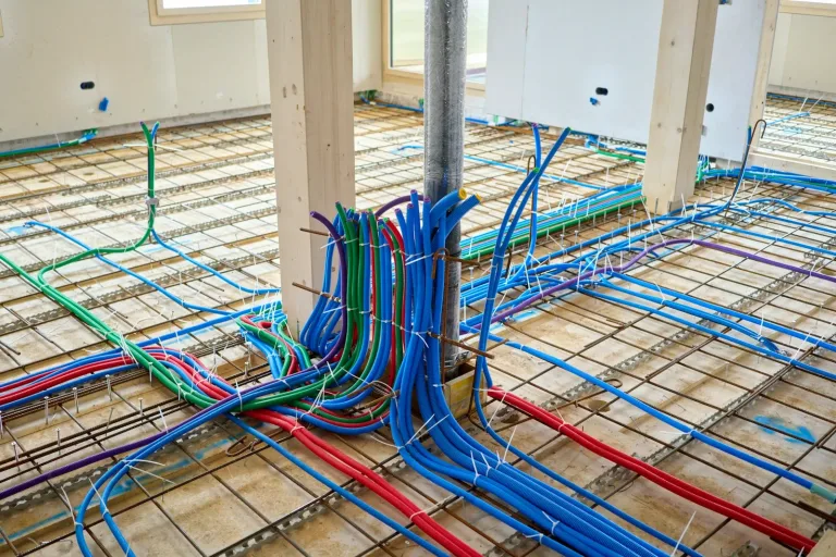 Tubes de plancher chauffant avant coulage de la chape