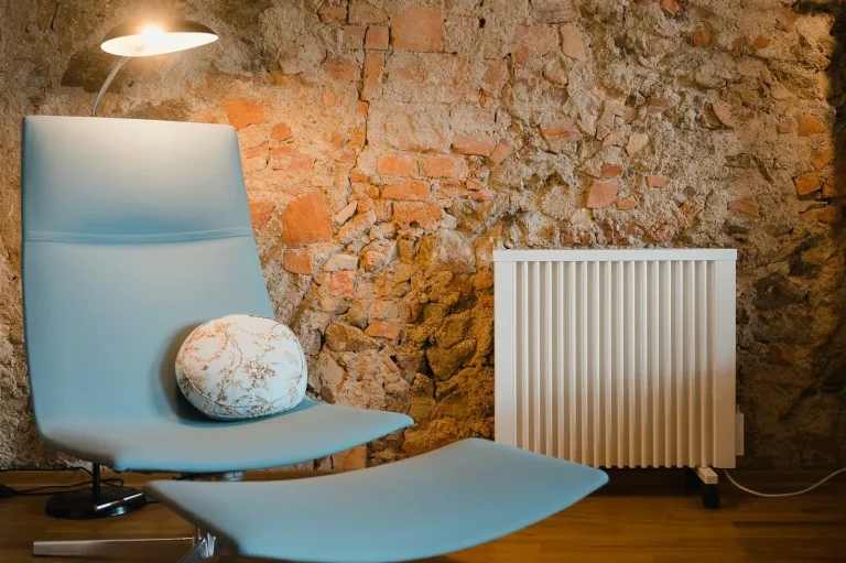 Radiateur mural dans une pièce de vie
